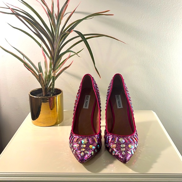 Steve Madden pump. This one is sure to turn heads! Stunning shoe! Size 10. - Picture 4 of 7